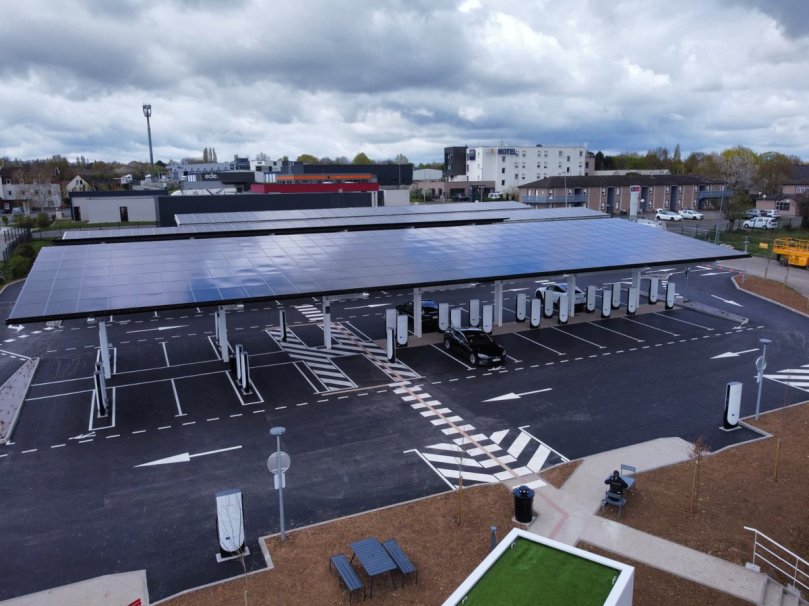 « Supercharger Saint-Saturnin France – Le plus grand site Tesla avec 48 bornes et la 80 000e borne mondiale (avril 2026) »